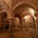 Il primo, ricco di volte a crociera sorrette da pregevoli colonnine e capitelli decorati, conserva una nicchia protetta da una grata dorata, l dove vennero custodite le reliquie di San Nicola appena giunte da Myra nel 1087